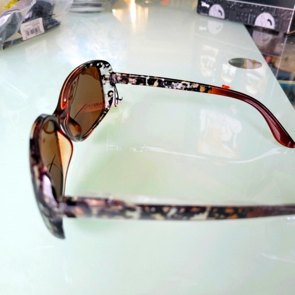 Bifocal Reading Sunglasses by Readers.com +2.00 The Cassia - Picture 2 of 5